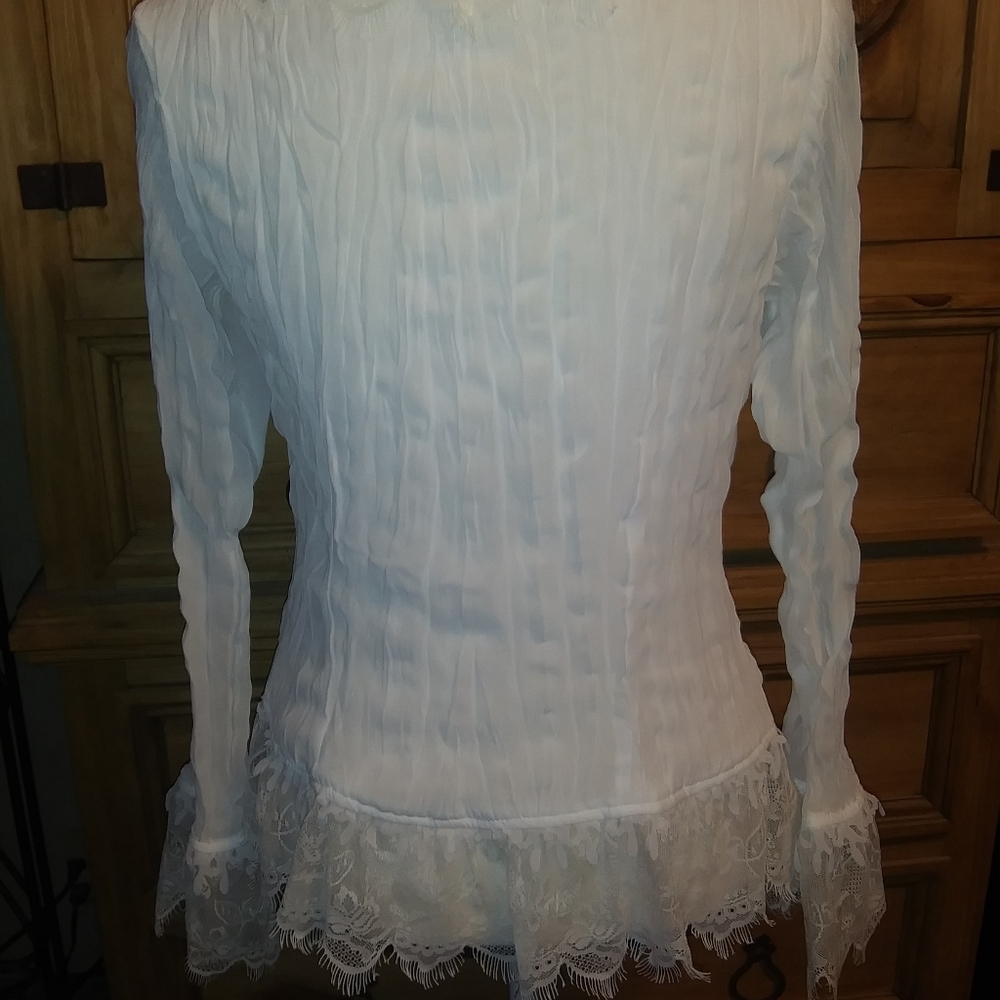 Beautiful blouse - Picture 2 of 3
